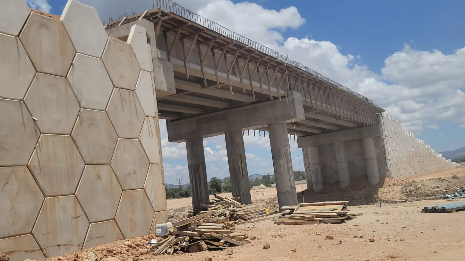 Paso superior vehicular en construcción en el Ferropuerto